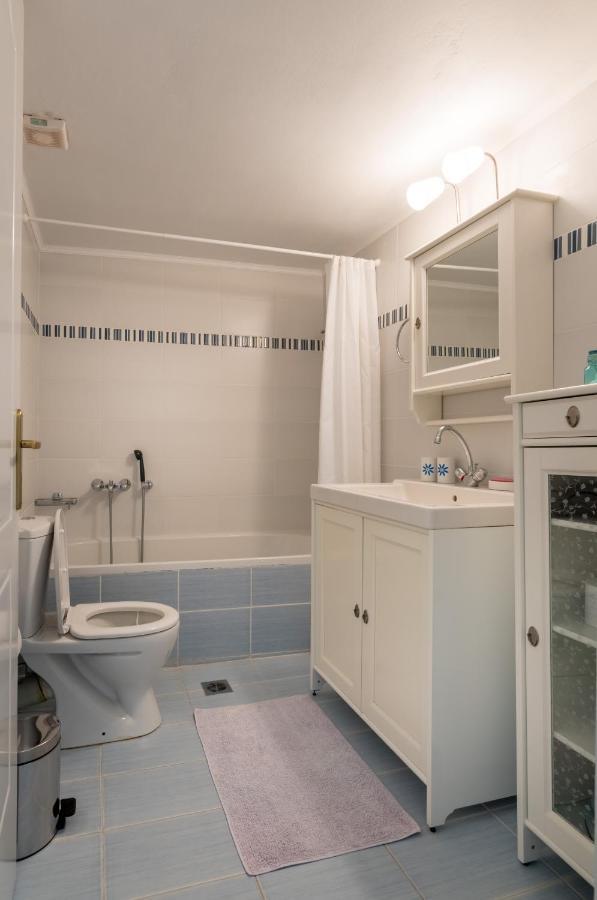 Avelia Blue Apartment Asprogerakata Bagian luar foto