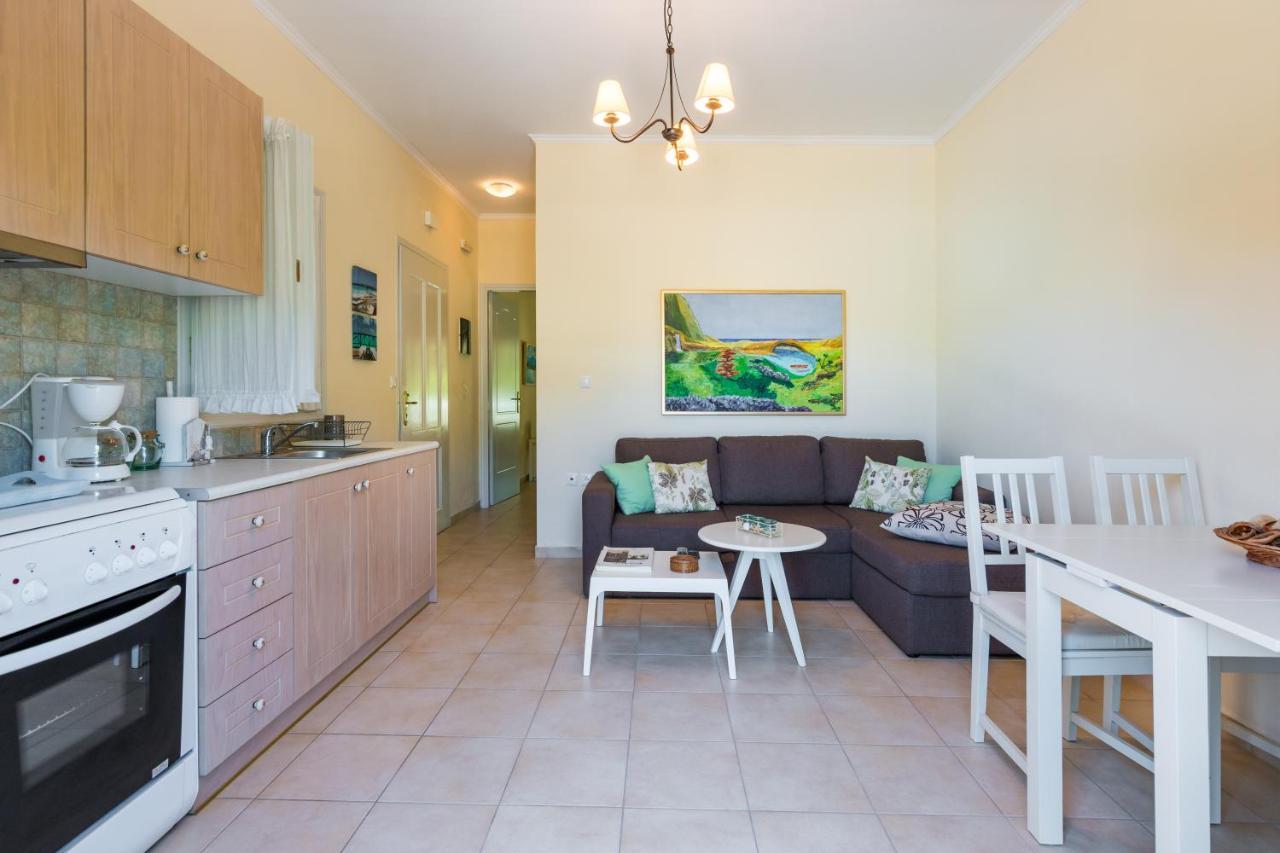 Avelia Blue Apartment Asprogerakata Bagian luar foto