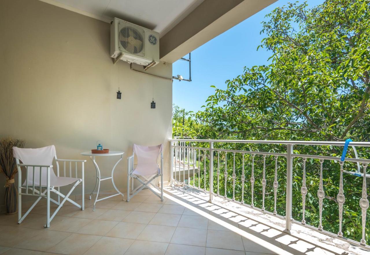 Avelia Blue Apartment Asprogerakata Bagian luar foto